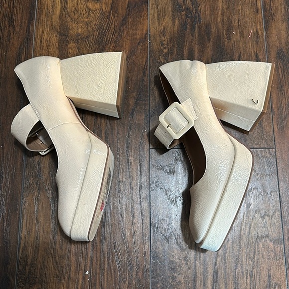 Mary Jane Khiara Shiny Textured Cream Platform Patent Leather Block Heels - Picture 6 of 16